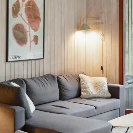 Traditional With Garden Near Water Ferienhaus